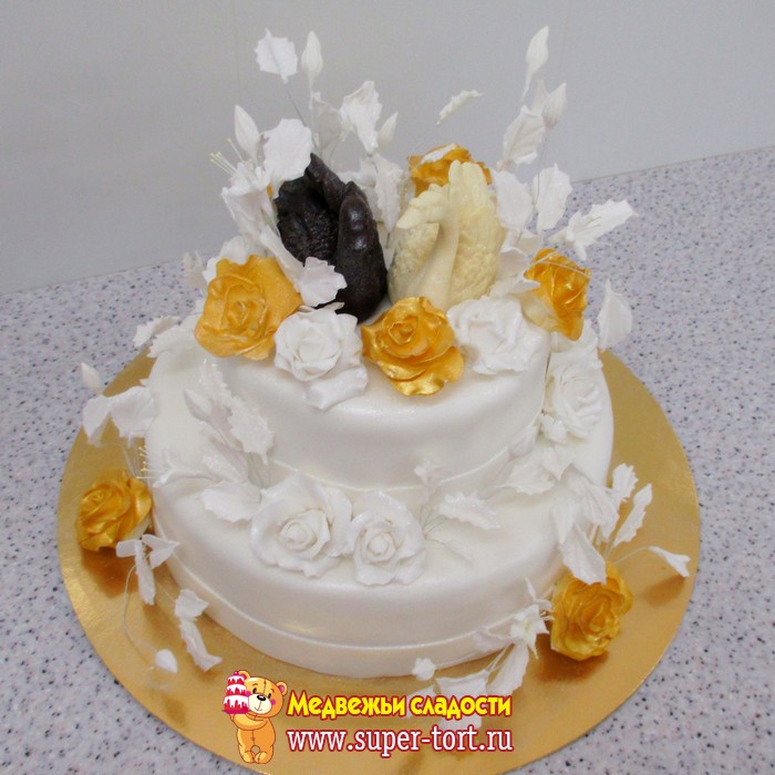 Свадебный торт с розами, черным и белым лебедями